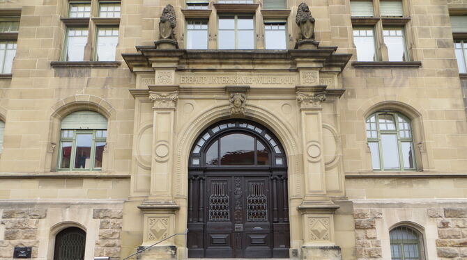Der Eingang zum großen Gerichtsgebäude in Tübingen, in dem Land- und Amtsgericht untergebracht sind.