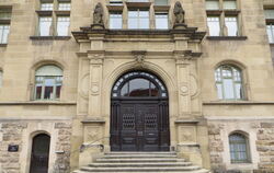 Der Eingang zum großen Gerichtsgebäude in Tübingen, in dem Land- und Amtsgericht untergebracht sind. 