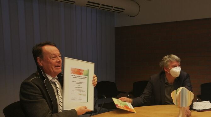 Regierungspräsident Klaus Tappeser und Achim Nagel, Leiter des Biosphärenzen-trums, bei der Online-Preisverleihung.  FOTO: REGIE