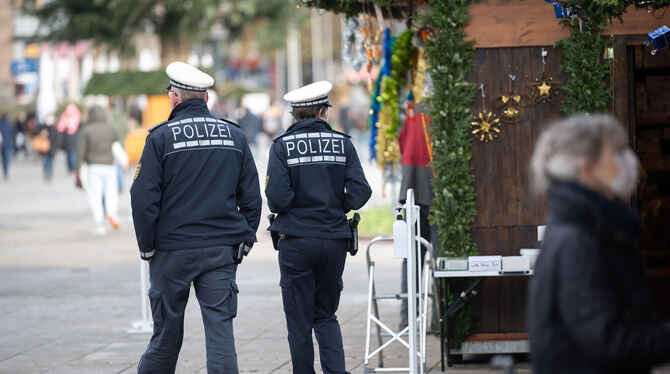 Zwei Polizeibeamte in der Stuttgarter Innenstadt. Häufig stellen Polizisten bei Kontrollen fest, dass viele Menschen längst den