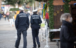  Zwei Polizeibeamte in der Stuttgarter Innenstadt. Häufig stellen Polizisten bei Kontrollen fest, dass viele Menschen längst den