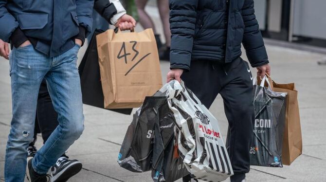 Menschen mit Einkaufstüten Menschen mit Einkaufstüten