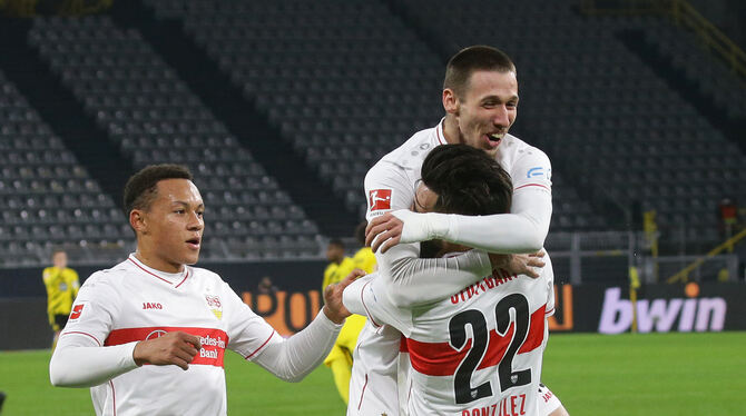 Freuen sich über einen fabelhaften Erfolg in Dortmund (von links): Roberto Massimo, Darko Churlinov und der Schütze des 5:1-Ends
