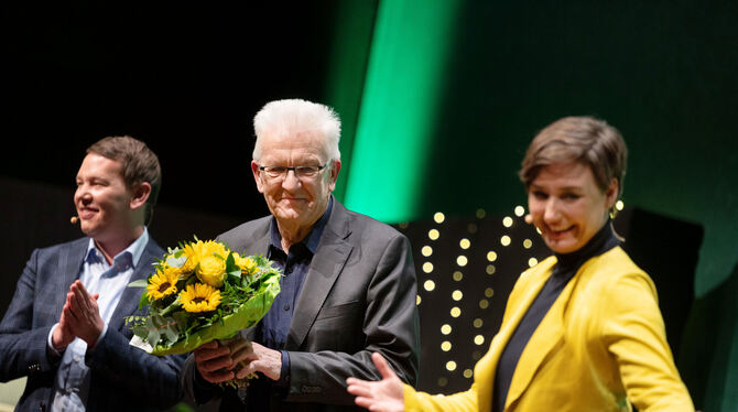 Sandra Detzer (rechts) und Oliver Hildenbrand (links) gratulieren Winfried Kretschmann zur Wahl.  FOTO: MURAT/DPA