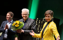  Sandra Detzer (rechts) und Oliver Hildenbrand (links) gratulieren Winfried Kretschmann zur Wahl.  FOTO: MURAT/DPA 