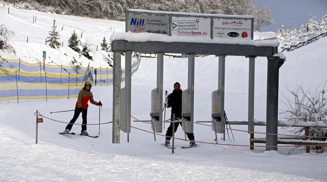 Corona-Winter 2020: Ein Skierlebnis der besonderen Art bot die Wintersport-Arena Holzelfingen mit ihrer Lift-Vermietung.  FOTOS: