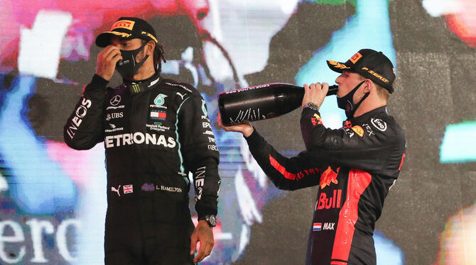 Feiert seinen Sieg in Abu Dhabi: Max Verstappen.  FOTO: JEBREILI/DPA