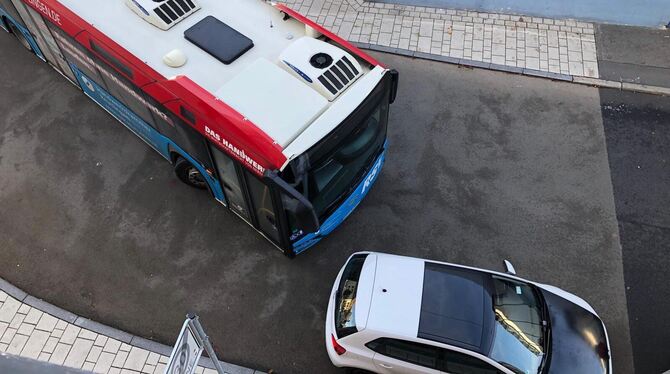 Ein Bus biegt von der Garten- in die Beutterstraße ein. Ein Bus biegt von der Garten- in die Beutterstraße ein.