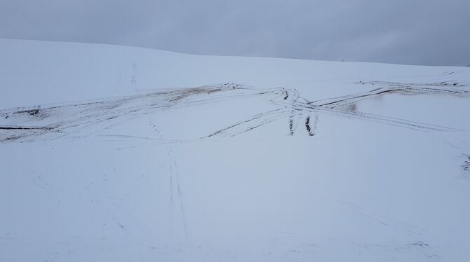 Unschöne Spuren im Schnee nach einer Geländefahrt mit dem Auto. FOTO: PRIVAT