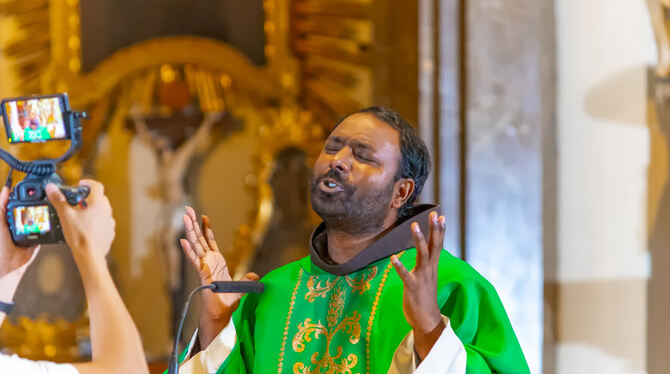 Franziskaner-Mönch Sandesh Manuel singt in der Kirche, während er gefilmt wird