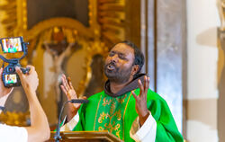 Franziskaner-Mönch Sandesh Manuel singt in der Kirche, während er gefilmt wird