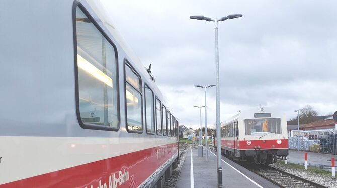 Die Schwäbische Alb-Bahn in Engstingen: Auch der Schülerverkehr soll mit den neuen Fahrplan verbessert werden. FOTO: SAB