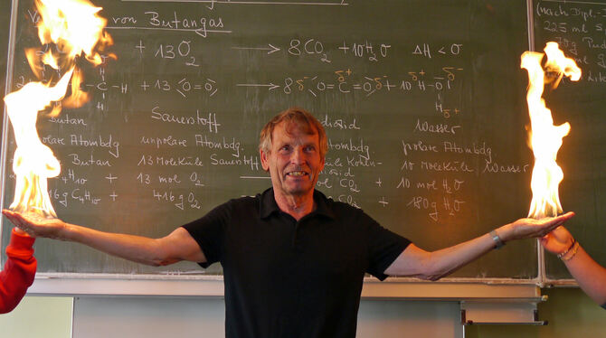Der ehemalige Lehrer, Professor Gerd Bouchon (»Meister Bouchon«) brennt wortwörtlich für die Chemie, macht Naturwissenschaft in