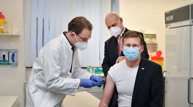 An der Nadel: Uni-Kanzler Andreas Rothfuß wird in der Zulassungsstudie für den Curevac-Impfstoff als Erster geimpft.  FOTO: PIET