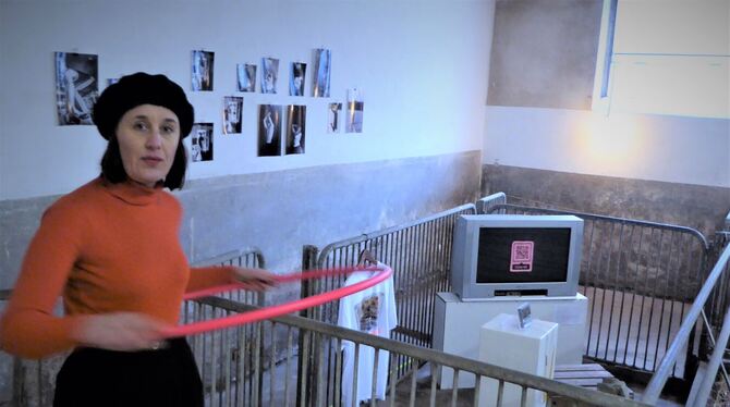 Ausstellung im Schweinekoben: Karin Kontny mit Hula-Hoop-Reifen. FOTO: BERNKLAU Ausstellung im Schweinekoben: Karin Kontny mit Hula-Hoop-Reifen. FOTO: BERNKLAU