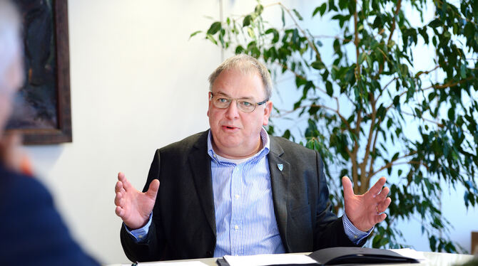 Reutlingens Oberbürgermeister Thomas Keck im Gespräch mit GEA-Lokalchef Roland Hauser.  FOTO: PIETH