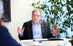 Reutlingens Oberbürgermeister Thomas Keck im Gespräch mit GEA-Lokalchef Roland Hauser.  FOTO: PIETH