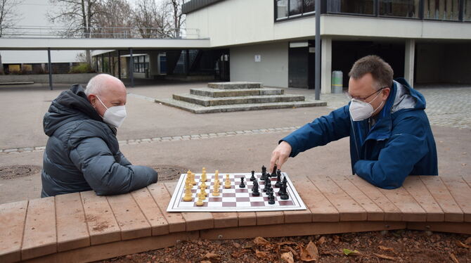 Dieter Einwiller (link) und Martin Schubert spielen das Damengambit vor den geschlossenen Trainingsräumen der Schachfreunde Pful