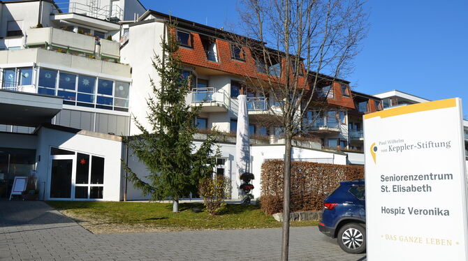 Knapp die Hälfte der Bewohner des Seniorenzentrums St. Elisabeth in Eningen haben sich mit dem Coronavirus infiziert. FOTO: HAI Knapp die Hälfte der Bewohner des Seniorenzentrums St. Elisabeth in Eningen haben sich mit dem Coronavirus infiziert. FOTO: HAI