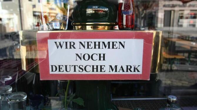 Kiosk in Ingolstadt: »Wir nehmen noch Deutsche Mark«. Foto: Karl-Josef Hildenbrand/Archiv