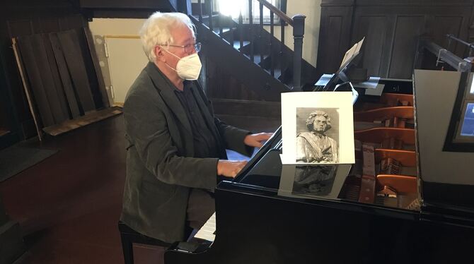 Manfred Frischknecht spielt im Uracher Rathaus Stücke von Ludwig van Beethoven, der am 16. Dezember 1770 in Bonn  geboren wurde.