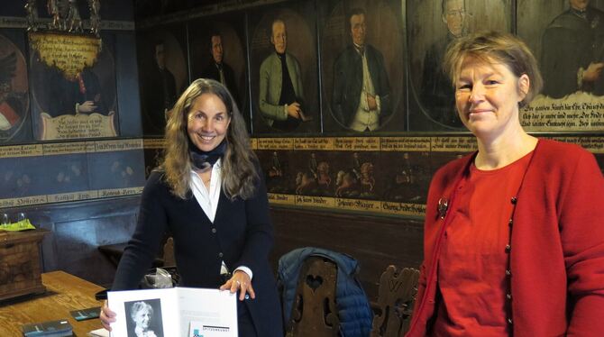 Die Vorsitzende Barbara Krämer (links) und Dr. Kathrin Fastnacht (das Bild zeigt sie im Heimatmuseum) bereiten eine Festschrift