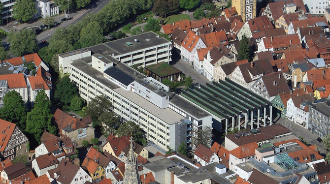 Das Reutlinger Rathaus: Es wird für 100 Millionen Euro saniert. Schwierigkeiten tauchen am Flachdach auf.  FOTO: GROHE