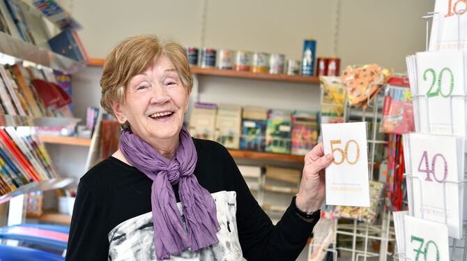 Schließt nach einem halben Jahrhundert hinter der Verkaufstheke ihr Gemischtwaren- und Lottolädle: Lore Schick. FOTO: PIETH