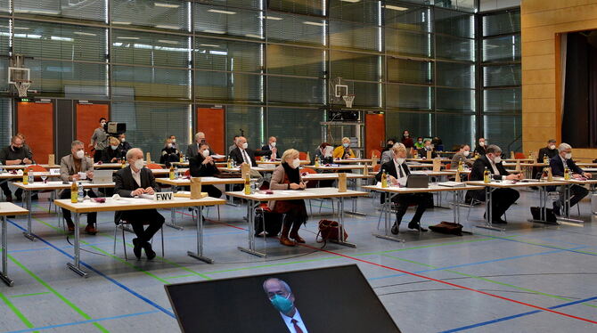 Mit Abstand und FFP2-Masken: Der Reutlinger Kreistag stimmte in der Rommelsbacher Wittumhalle über die Zukunftsstrategie für sei Mit Abstand und FFP2-Masken: Der Reutlinger Kreistag stimmte in der Rommelsbacher Wittumhalle über die Zukunftsstrategie für sei