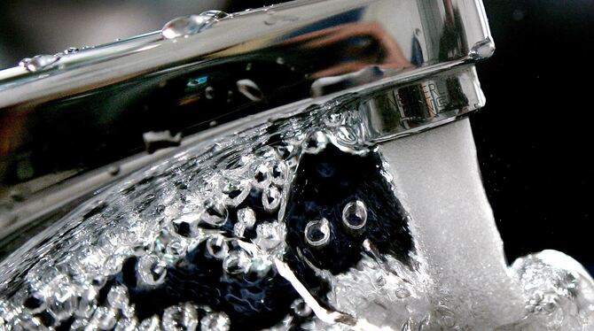Der Verbrauchspreis für Trinkwasser steigt in Pfullingen.  FOTO: MICHAEL PROBST/AP