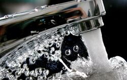  Der Verbrauchspreis für Trinkwasser steigt in Pfullingen.  FOTO: MICHAEL PROBST/AP