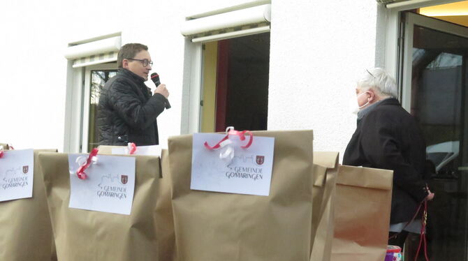 Grüße auf Distanz: Steffen Heß mit Heimleiterin Marcella Hofmann bei der Übergabe der Weihnachtspost.  FOTO: FÖRDER
