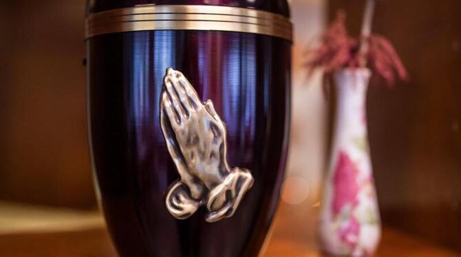 Eine Urne steht bei einem Bestatter im Regal