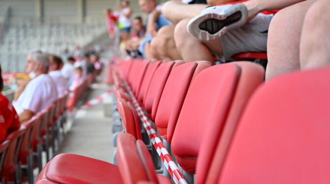 Leere Sporthallen, keine Einnahmen: Bedingt durch die Coronakrise leiden die Vereine an Geld- und Beitragssorgen.  FOTO: SCHMIDT