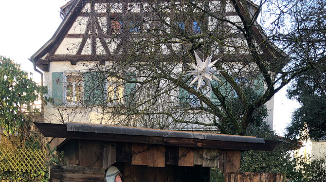 Vor der Mähringer Kirche ist eine große Holzkrippe aufgebaut. FOTOS: OTT