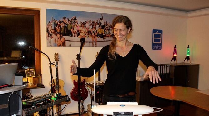 Tongestaltung nur durch Gesten: Die Theremin-Spielerin Ellen Reinhardt in ihrem Musikzimmer in Wurmlingen.  FOTO: SPIESS