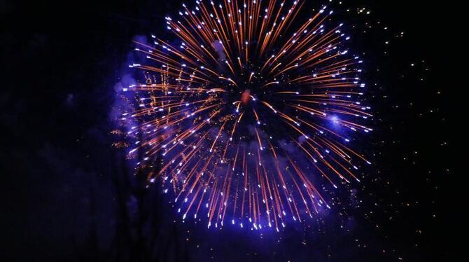 Ein Feuerwerk am Himmel