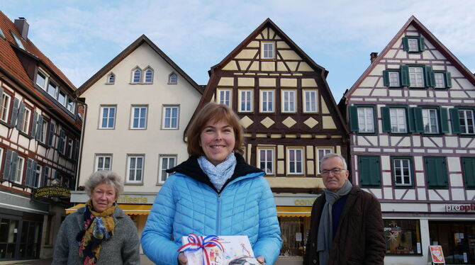 Das Traditions-Café Ruf am Uracher Marktplatz schließt. Die Chefin  Katherina Höner (Mitte) hört aus gesundheitlichen Gründen au