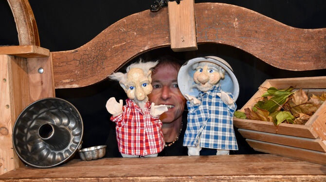 Beppo und Toni lassen es in ihrer Weihnachtsbäckerei so richtig krachen. FOTOS: WÖRNER Beppo und Toni lassen es in ihrer Weihnachtsbäckerei so richtig krachen. FOTOS: WÖRNER