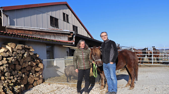 Elke und Thomas Wingert haben in Bernloch den christlichen Reiterhof »Ponyritt« eröffnet. FOTO: BLOCHING