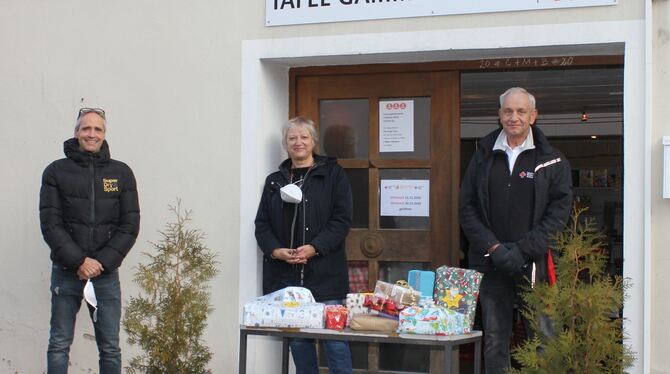Freuden-Geschenke überbrachten Matthias Kopp und Hilde Butscher dem Leiter des Gammertinger Tafelladens Uwe Müller (von links).