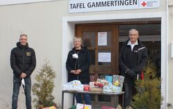 Freuden-Geschenke überbrachten Matthias Kopp und Hilde Butscher dem Leiter des Gammertinger Tafelladens Uwe Müller (von links). 
