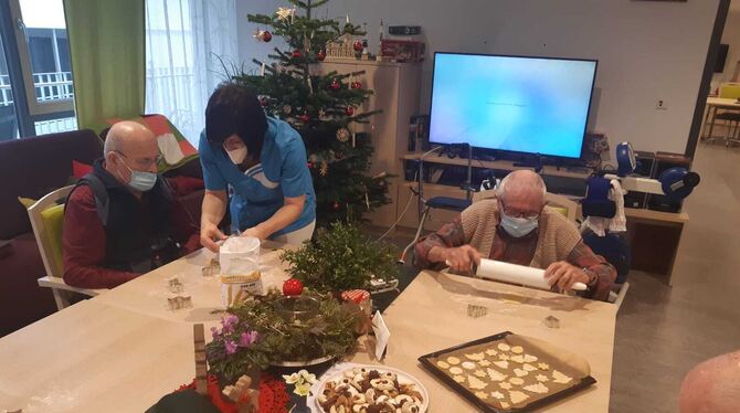 Im Seniorenzentrum Martha-und-Paul-Stäbler-Stift werden Weihnachtsplätzchen gebacken.  FOTO: PR
