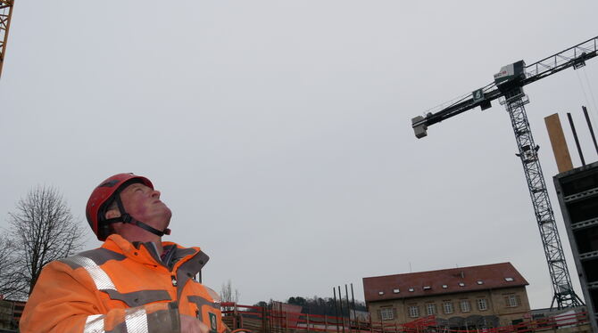 Hoch konzentriert: Thomas Rümmelin steuert einen der Kräne auf der Baustelle der Kreissparkasse in Metzingen. Im Hintergrund ist