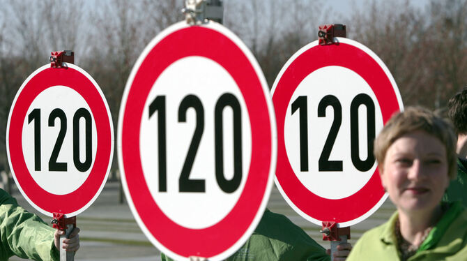 Wegen einer Petition wurden die Tempo-120-Schilder eingemottet, die im Juni auf der B 28 zwischen Metzingen und Reutlingen aufge Wegen einer Petition wurden die Tempo-120-Schilder eingemottet, die im Juni auf der B 28 zwischen Metzingen und Reutlingen aufge