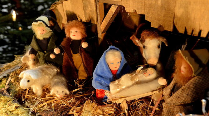 Coronabedingt muss die Heilige Familie diesmal mit wenigen Besuchern auskommen. FOTO: CAROLINE SEIDEL/DPA Coronabedingt muss die Heilige Familie diesmal mit wenigen Besuchern auskommen. FOTO: CAROLINE SEIDEL/DPA