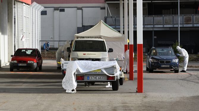 An zwei Stellen wurden gleichzeitig Nasenabstriche gemacht.