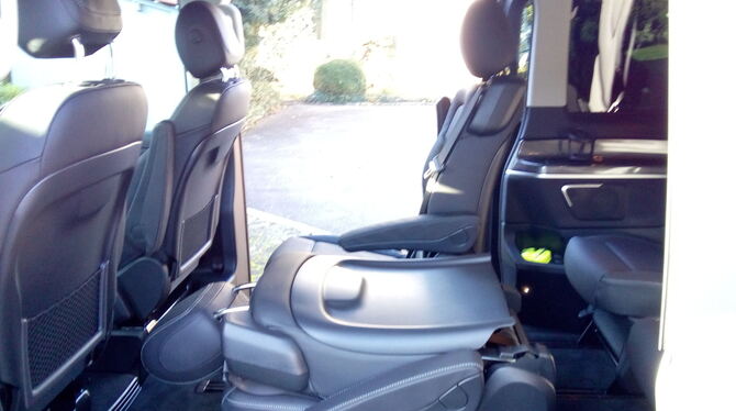 Zwei Schiebetüren ermöglichen breite Einstiege in die Großraum-limousine mit vier Einzelsitzen im Fond.  FOTOS: KREPPENHOFER