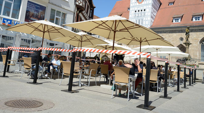 Ein Restaurant auf dem Reutlinger Marktplatz öffnet nach der Corona-Pause wieder.