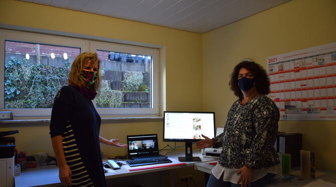 Silke Krüger und Stefanie Feller vor der Homepage, Sonja Ehni ist online zugeschaltet.  FOTO WURSTER